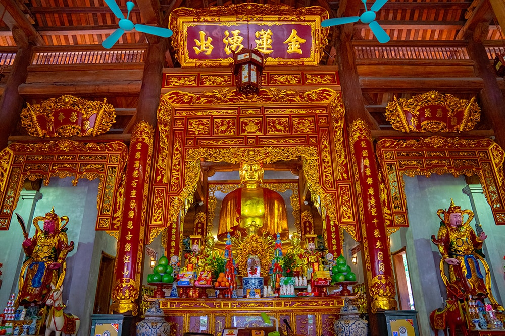 Hệ thống tượng thờ trong chùa được chạm khắc tinh xảo, mang giá trị nghệ thuật và lịch sử cao 
